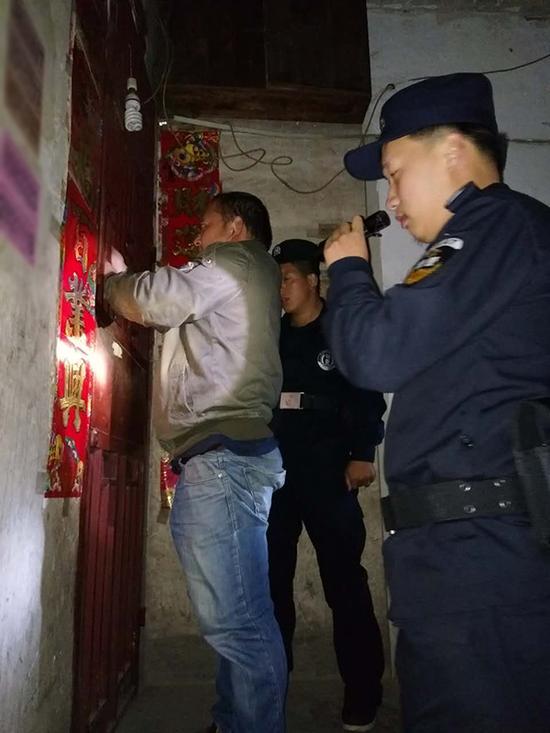 延边粗心妈妈误将幼女锁家中 民警全城寻开锁师傅开门